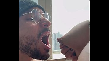 Image A Safada com leite nos peitos adora ser chupada por um macho que beba seu leite materno