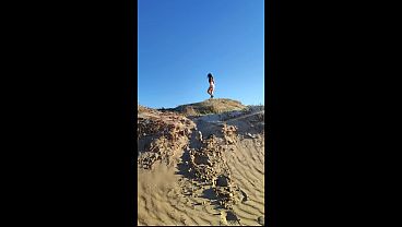 Image Hermosa chica solitaria en playa nudista me da una tremenda mamada