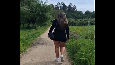 Image Hermosa latina culona con vestido sexy pasea por el bosque cuando es sorprendida por un vecinoi!