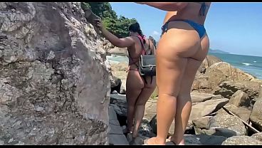 Image As morenas gostosas de biquini fio dental na trilha da praia deserta deliciosas