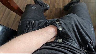 Image Deutscher Daddy mit zappelndem harten Schwanz in enger Jeans - PhantomGentX