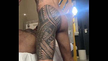 Image Tatuado leitador com piercing me fudeu