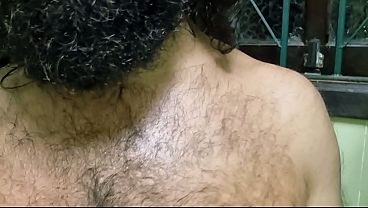 Image Peludo suado depois de um treino se preparando para o banho