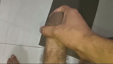 Image Punheta bem gostosa do corno no banheiro