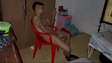 Image madrastra encuentra a su hijastro masturb&aacute_ndose y le ayuda a sacarle la leche para terminar tragandosela toda