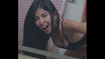Image Me dej&oacute_ escurriendo frente al espejo