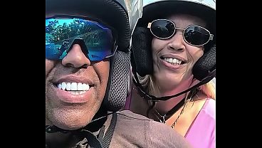 Image loira milf de s&atilde_o Paulo em Copacabana totalmente sem dinheiro pede moto Uber , e fala depois que est&aacute_ na moto que n&atilde_o tem dinheiro olha at&eacute_ final o que deu essa viagem.
