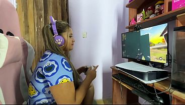 Image Horny. gamer siendo follada en plena pardita mientras juega