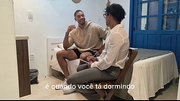 Image PACIENTE E MEDICO TRANSANDO NUM TESAO DENTRO DO CONSULTORIO
