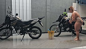 Image MULHER CASADA SAFADA TRABALHAR EM LAVA JATO TOTALMENTE NUA PRA ATRAIR MAIS CLIENTES
