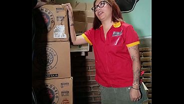 Image Empleada del Oxxo cogida en la bodega a cambio de un permiso