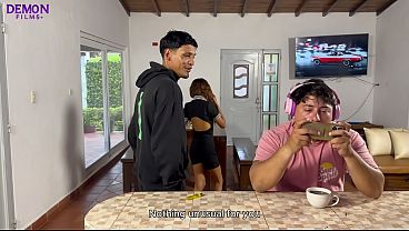 Image Jovencita de 18 es convencida por el amigo de su hermanastro para follarla mientras &eacute_l est&aacute_ distra&iacute_do