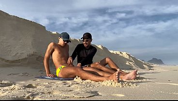Image Twink passivo dando o cuzinho na praia na frente de todos.