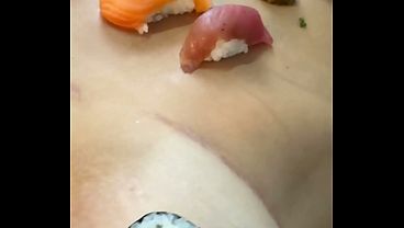 Image gostosa japonesa vou literalmente degustada por neg&atilde_o num maravilhoso body sushi