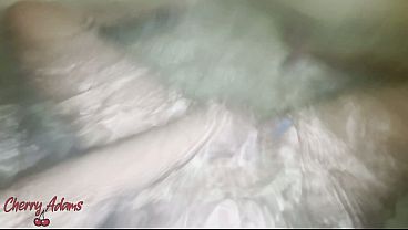 Image Me masturbando e exibindo meus p&eacute_s na banheira.