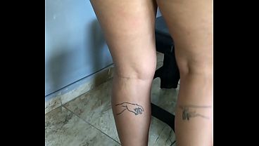 Image &quot_Olha corno, olha essa rola na minha boca&quot_. Casada safada humilha o marido com o amante e engole o pau do macho e depois senta e rebola.