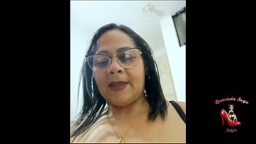 Image MILF disfruta masturbarse con consoladores, plugs y pepinos hasta venirse a chorros salvajemente