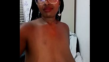 Image Pulando e oferecendo os seios, eu at&eacute_ mordo a minha teta pra se deliciar