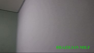 Image Dona de casa coroa chama eletricista para arrumar seu ventilador e paga o servi&ccedil_o com a buceta (VIDEO NOVO)