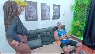 Image Brasileira preta e deliciosa chupa a pica do neg&atilde_o enquanto ele joga videogame