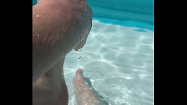Image Solo Foot play in the pool