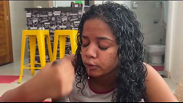 Image Fiquei curiosa e acabei dando a bucetinha pro meu tio