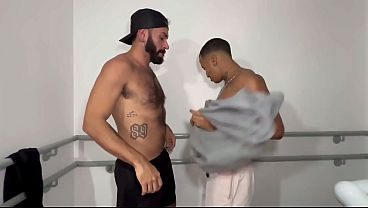 Image dando gosto na escada pro seguran&ccedil_a a paisana