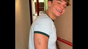 Image GRINGO DOTADO LEITANDO RABO DE TWINK