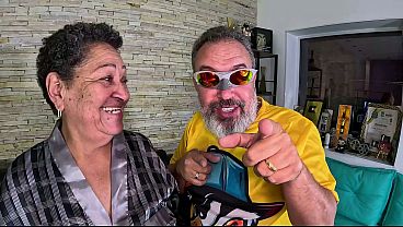 Image Maya Hyuga aprontando com idosa de 73 anos no banho e nos bastidores