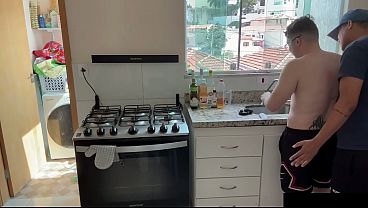 Image DEPOIS DESSE NOVO JEITO DE LAVAR A LOUCA EM CASA ESSA CASAL NUNCA MAIS QUIS DE OUTRA FORMA