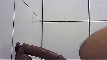 Image Enfiando o brinquedo neg&atilde_o grosso e ele arrebentou meu buraco