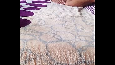 Image quiero centir  leche  cayendo en mis pies