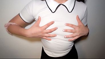Image ME SIENTO en las piernas de MI PROFESOR!! Mi profesor fue lindo conmigo y me perdon&oacute_ la tarea que no entregu&eacute_!! As&iacute_ que yo le agradecer&eacute_ con unos RICOS SENTONES!! SEXY COLEGIALA DE LINDAS TETAS!!