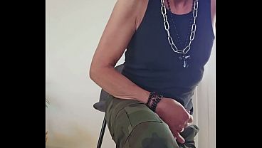 Image Barefoot soldier cums on feet