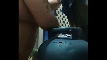 Image ENTREGADOR DE G&Aacute_S BBC ENCHEU A BOCA DE LEITE DA BBW TRANS - MAMIFERA RJ021