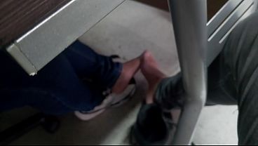 Image Footsie debajo de la mesa
