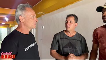 Image Gordinha ninfoman&iacute_aca libera geral - e faz DP - numa orgia com amigos do marido velho e corno
