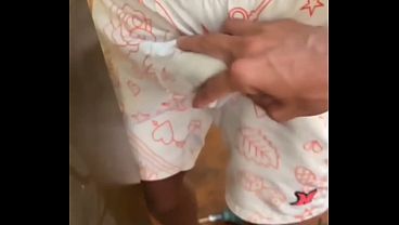 Image Novinho perde a virgindade com t&eacute_cnico da tv que foi em sua casa instalar a tv - twink loses his virginity with TV technician who went to his house to install the TV -