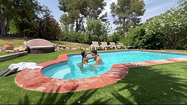 Image VECINO VOYEUR NOS OBSERVA MIENTRAS FOLLAMOS EN LA PISCINA DEL JARD&Iacute_N- YASMINA KHAN- BRADY BUD