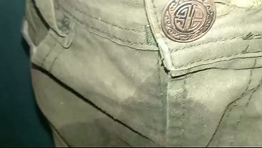 Image Pantal&oacute_n orinado con pa&ntilde_al de tela cada vez m&aacute_s h&uacute_medo