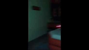 Image CORNO FILMANDO SUA ESPOSA SEM CAMISINHA COM DOIS HOMENS