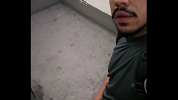 Image Mijando em banheiro p&uacute_blico e tomando porra de macho