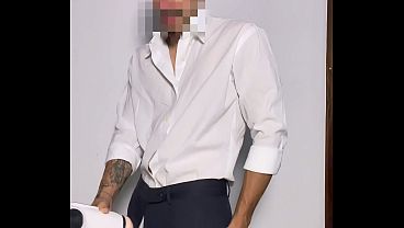 Image Joven elegante prueba su juguete sexual hasta un gran CUM
