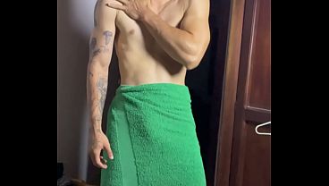 Image Hombre masturb&aacute_ndose en su habitaci&oacute_n con aceite
