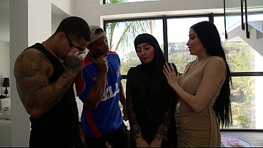 Image los cobra dandole la bienvenida a clea gaultier y aalyah yasin bbc barcelona