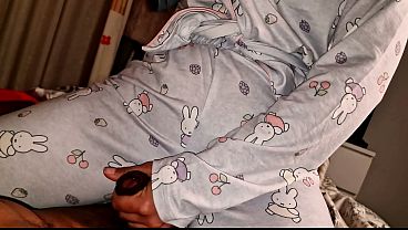 Image MadrastraMilf discuti&oacute_ con su marido, vino a mi habitaci&oacute_n por la noche y termino frotando mi polla sin penetraci&oacute_n a escondidas de su esposo