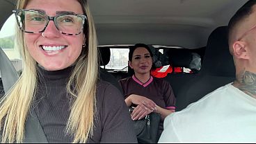 Image Chamei a tia da creche pra foder com n&oacute_s gostoso at&eacute_ gozar em todo nosso carro ! E mela a buceta dela tida de gozo