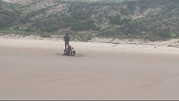 Image Fudi a bucetinha da novinha no meio da praia com geral olhando.