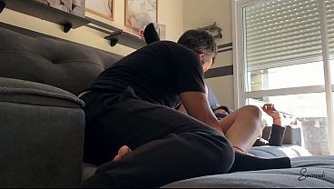 Image Buceta molhada da meia-irm&atilde_ leva a sexo selvagem e &iacute_ntimo assistindo netflix