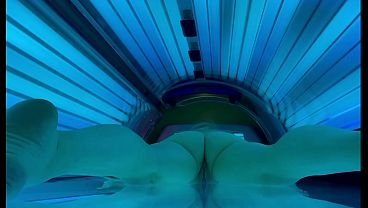 Image Nude Amateur in a public tanning bed Veronica Beach